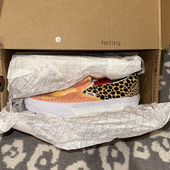 Vans Classic Slip-on Sneakers in Jaguar 🐆 and True White New 😍🐆☀️ - Picture 15 of 17